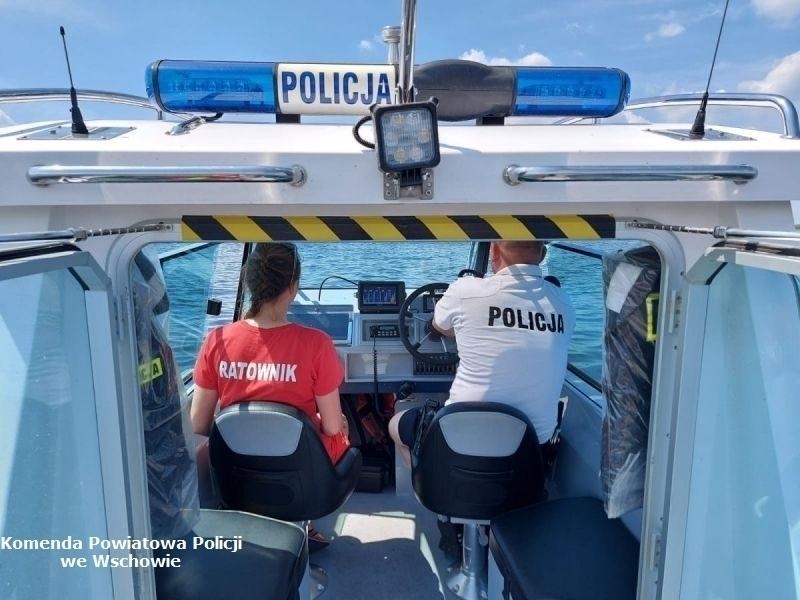 Policjanci wyliczajązasady panujące nad jeziorem. Z wodą nie ma żartów