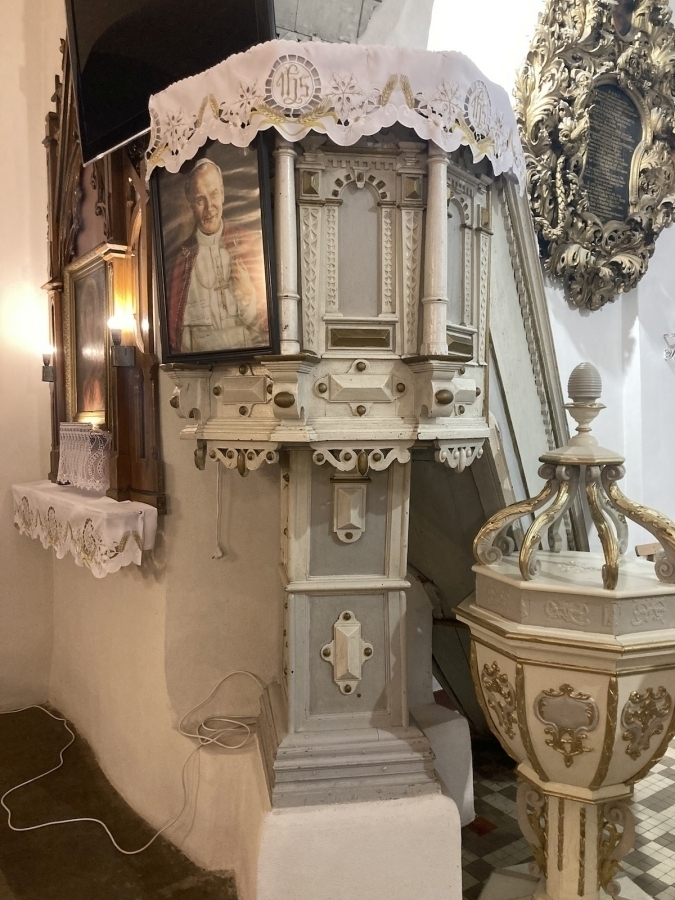 Ołtarz i ambona z Jędrzychowic w trakcie prac konserwatorskich i restauratorskich