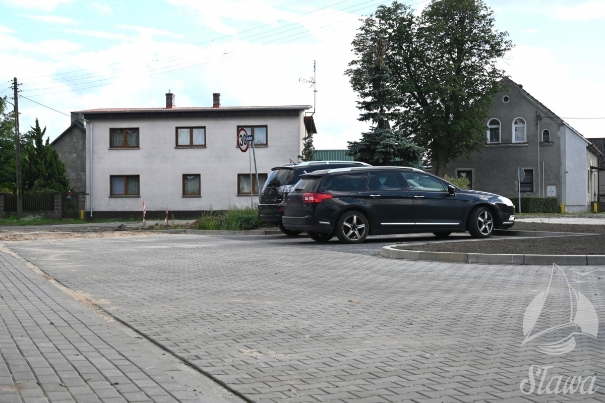 Przebudowa drogi w Łupicach. Nowe chodniki i zjazdy do posesji jużsą FOTO