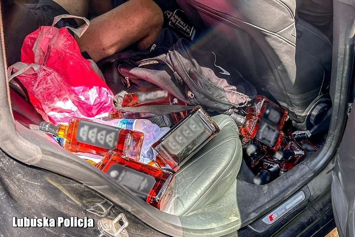 26-letni złodziej alkoholu zatrzymany. Wykręcił rękę i odepchnął pracownicę sklepu NAGRANIE Z POŚCIGU