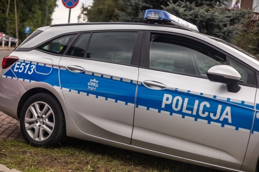 Szarża Oplem po Dniach Wąsosza. Pijana 20-latka jechała a policjant wystawał z auta