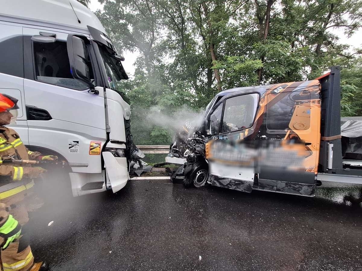 Czołówka na wiadukcie we Wschowie. Droga krajowa była zablokowana FOTO