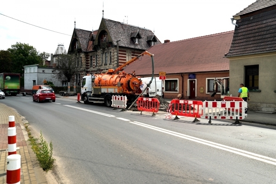 Awaria wodociągu we Wschowie. Przerwa w dostawie wody i utrudnienia drogowe
