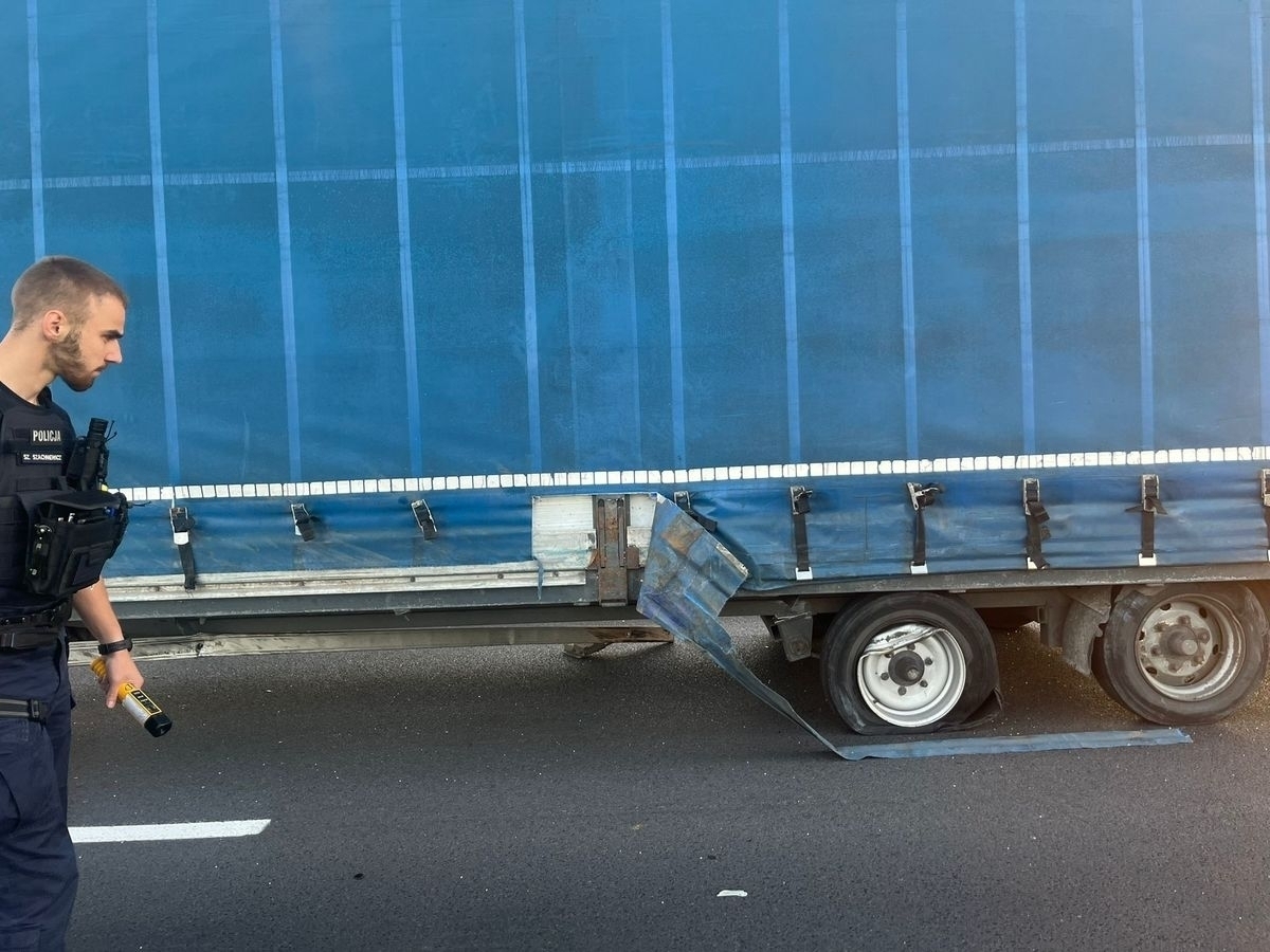 Kierowca renault zjechał na przeciwny pas. Doszło do kolizji z TIR-em