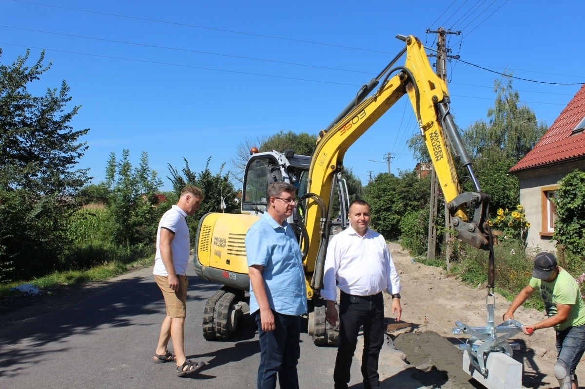 Między DębowąŁęką a OsowąSieniąwylano pierwszą warstwę asfaltu. Powstaje teżścieżka rowerowa