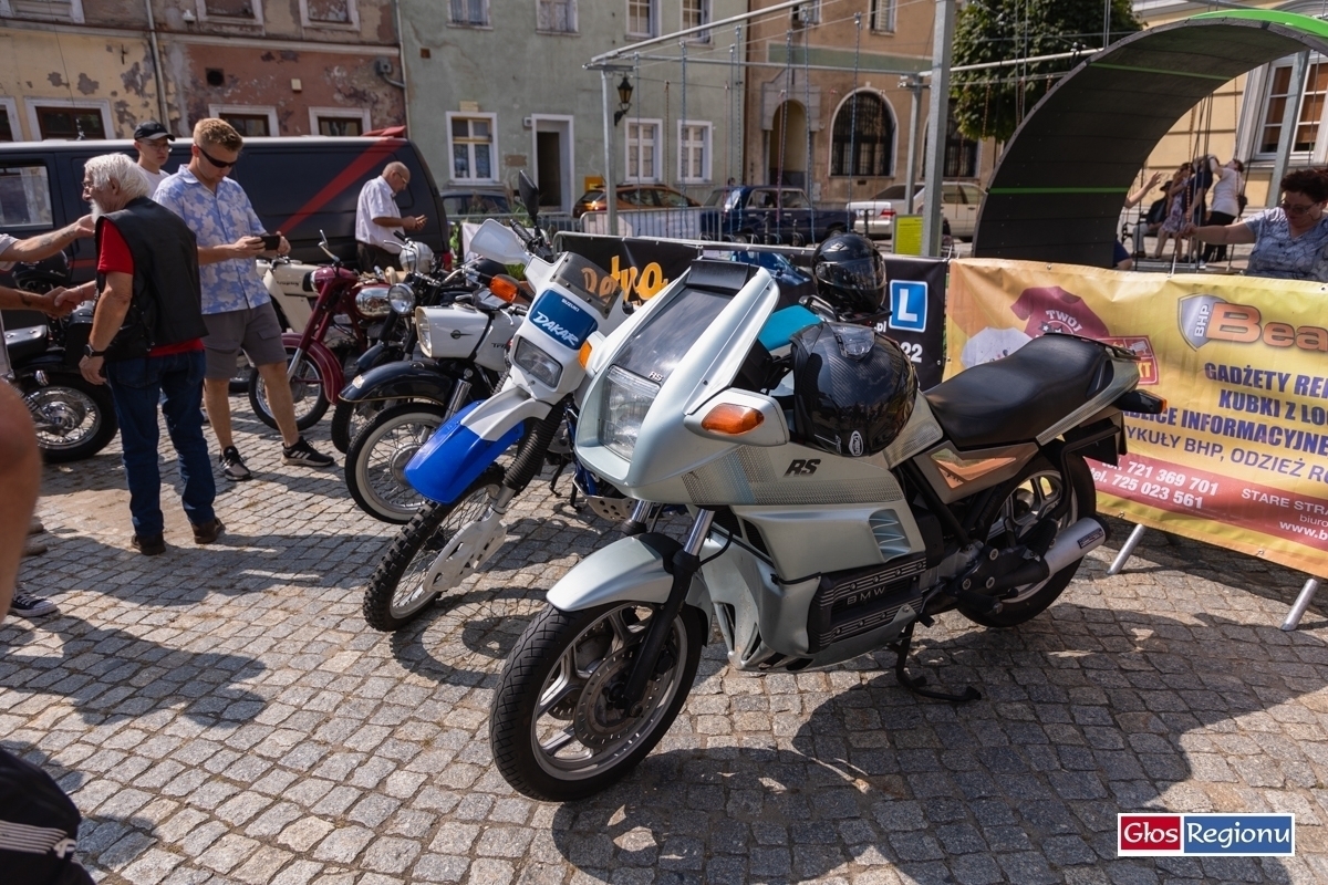 Klasyczne pojazdy znów na wschowskim rynku. Retro Rynek pamięci Tivisa FOTO