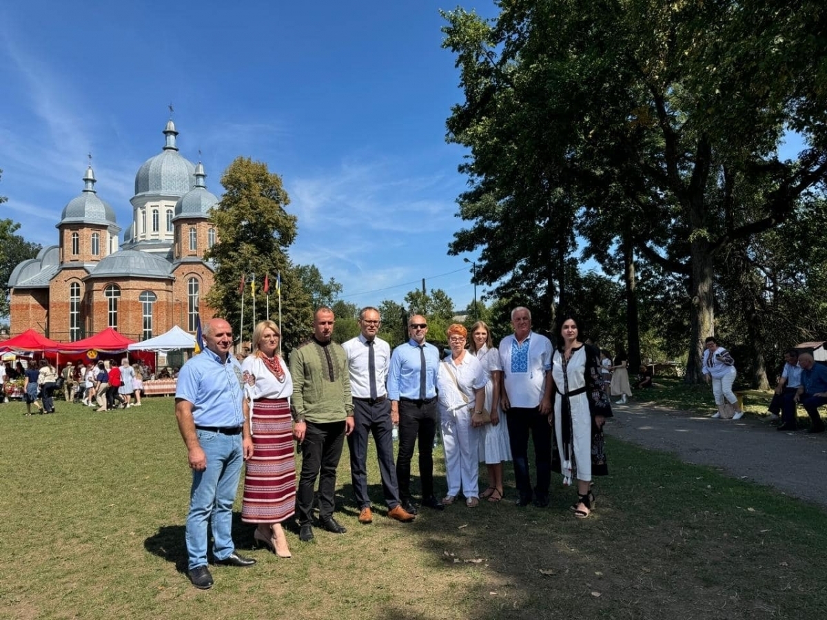 Wschowa solidarna z Ukrainą. Burmistrz Antkowiak uczcił Dzień Niepodległości w Delatynie