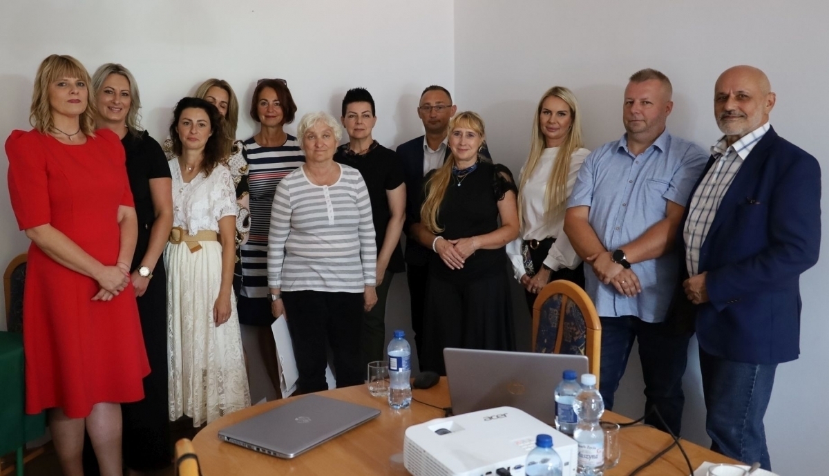 Kto poprowadzi szkołę w Jędrzychowicach a kto w Starych Drzewcach Nominacje dyrektorskie wręczone