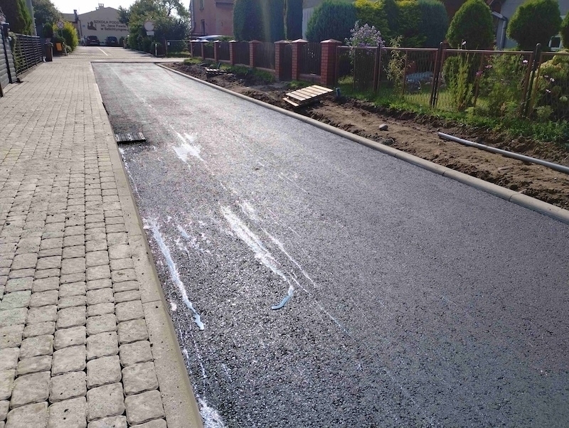 Pierwsza warstwa asfaltu na ul. Browarowej w Szlichtyngowie. Inwestycja coraz bliżej finiszu