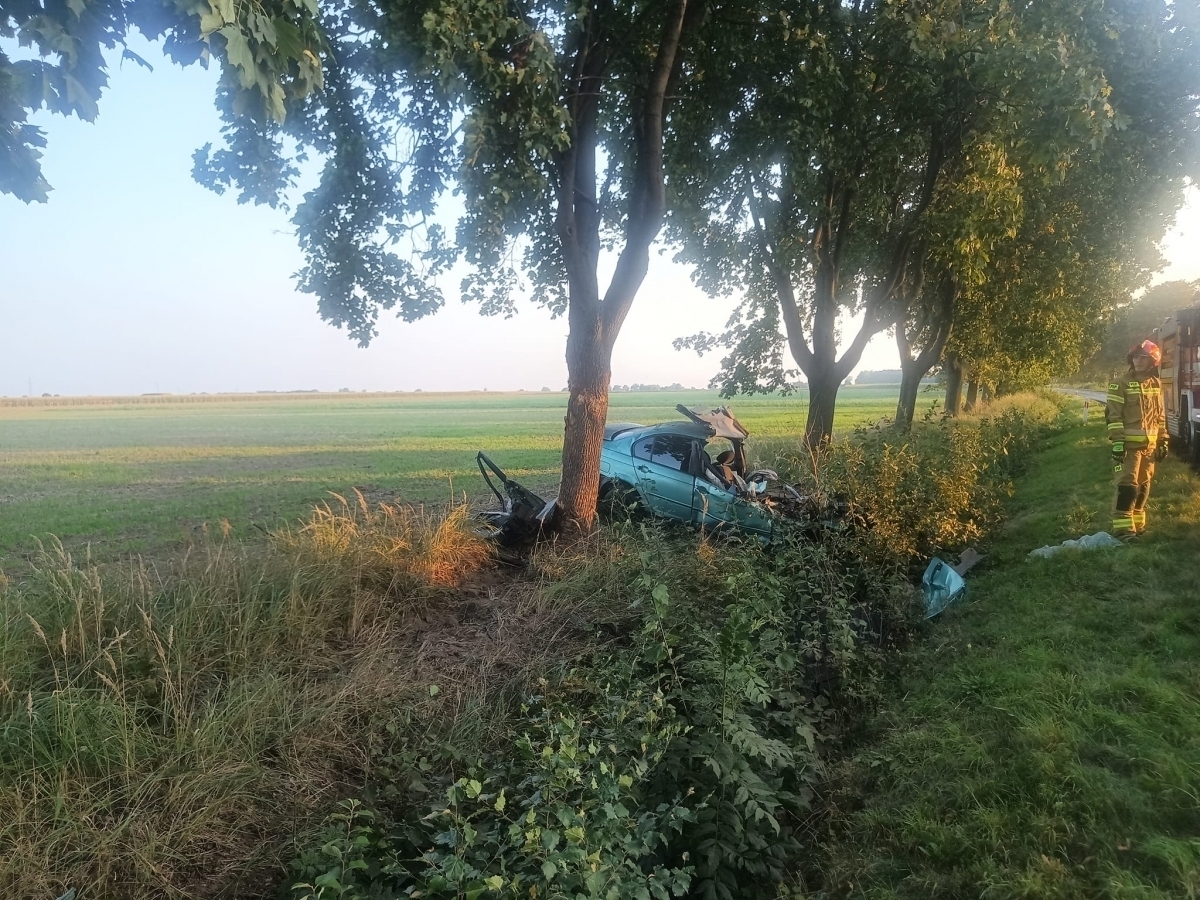 Dachowanie BMW pod Krzepielowem. Po osiemnastolatka przyleciał śmigłowiec LPR