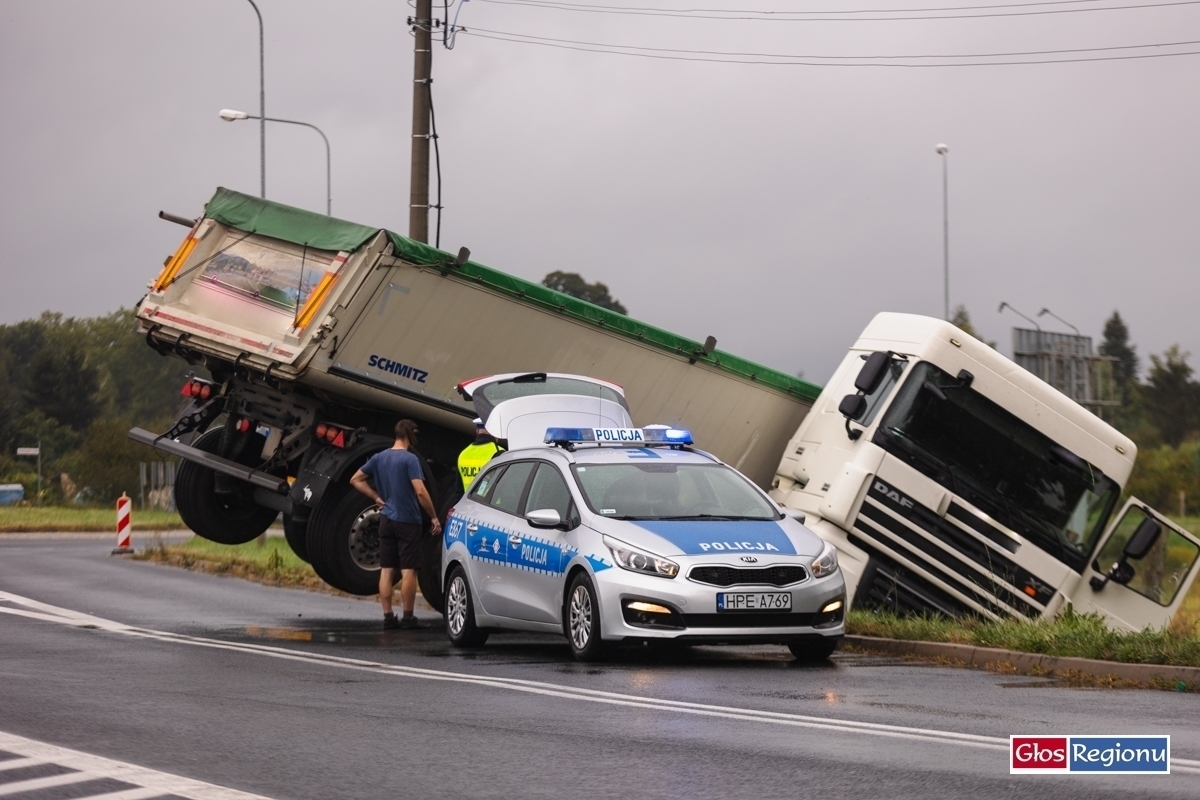 Ciężarówka wylądowała w rowie. Dojazd do ronda blokuje naczepa FOTO