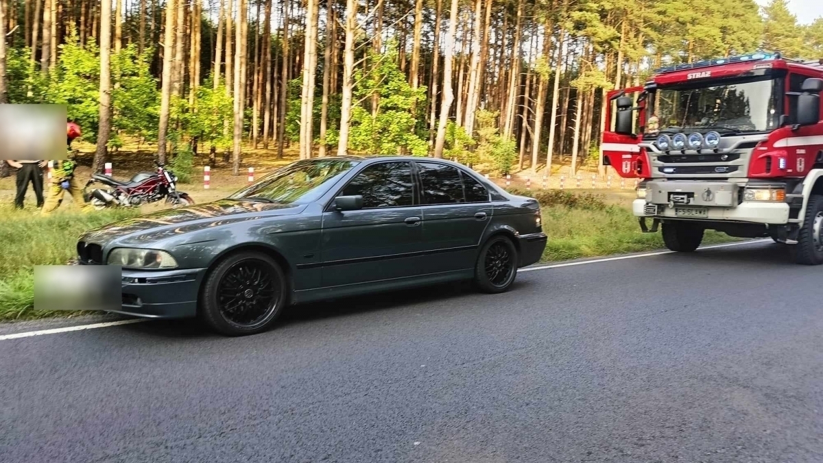 Wypadek na trasie Lubiatów-Lubogoszcz. Motocyklista ze złamanąnogą trafił do szpitala FOTO