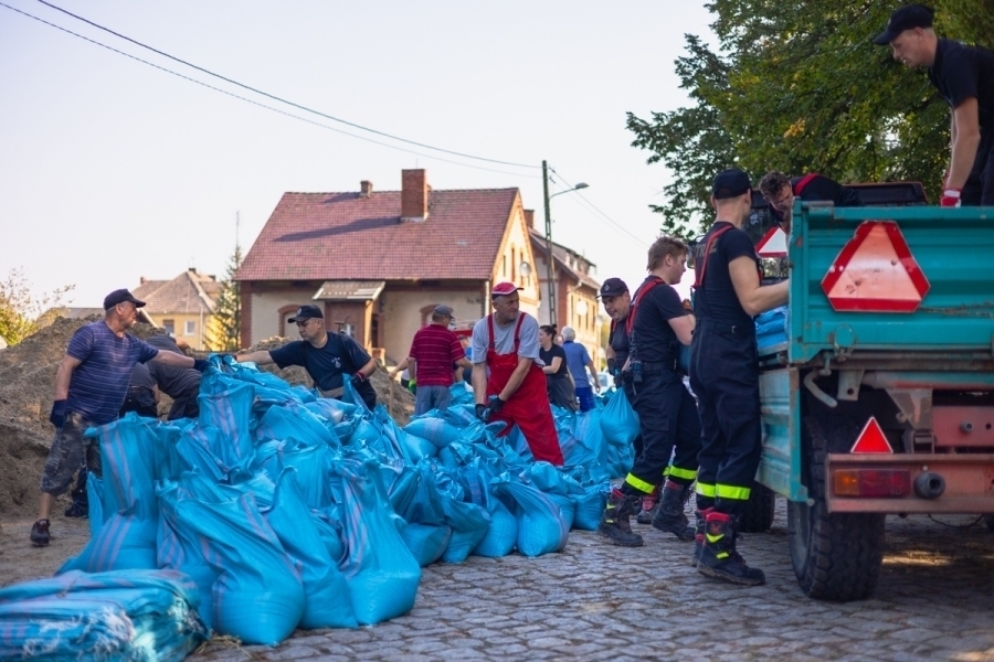 Drugi dzień napełniania worków piaskiem w gminie Szlichtyngowa. Prosimy o pomoc