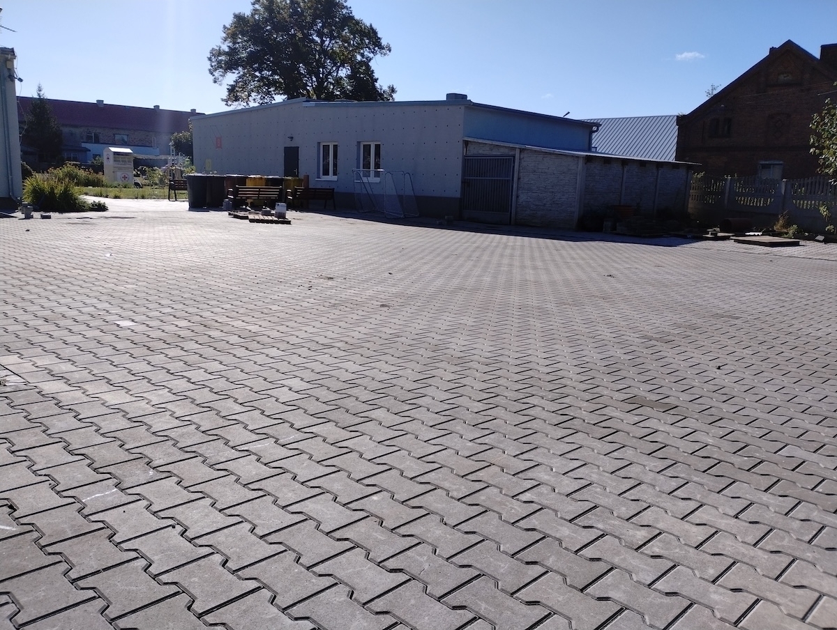 Nowy plac parkingowy przy szkole w Starych Drzewcach. Prace dobiegają końca