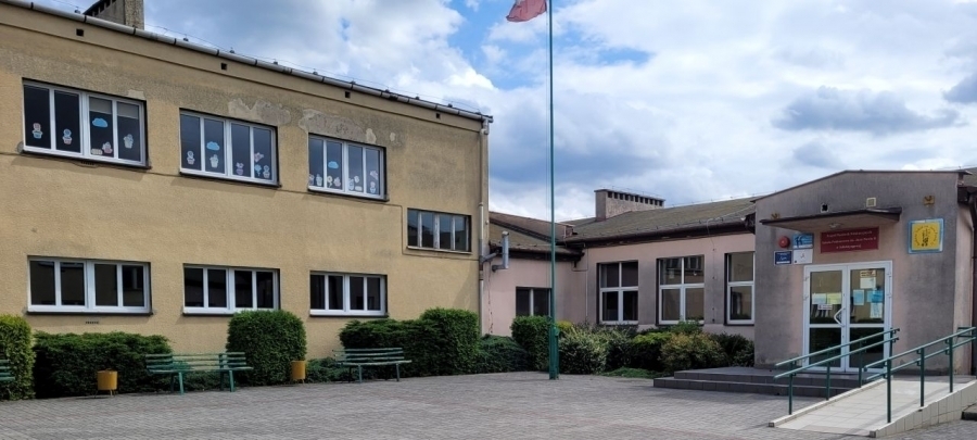 Nowe pokrycie dachowe dla szkoły w Szlichtyngowej. Umowa podpisana prace do końca października