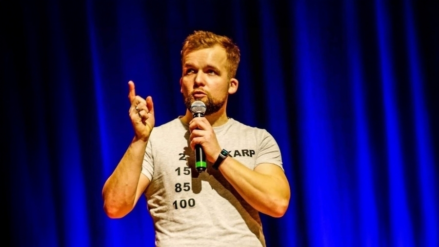 Stand-up dla Adasia. Tomasz Karp Bartkowiak wystąpi w Kinie Żeglarz