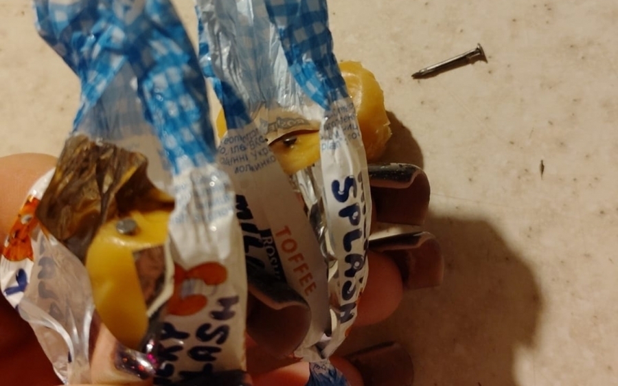 Mieszkanka Wschowy alarmuje. Znalazłam w 5 cukierkach małe gwoździki