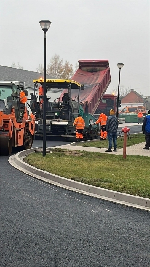 Na ul. Jagiellońskiej wylewają jużasfalt. W końcu zaczyna cieszyćoko