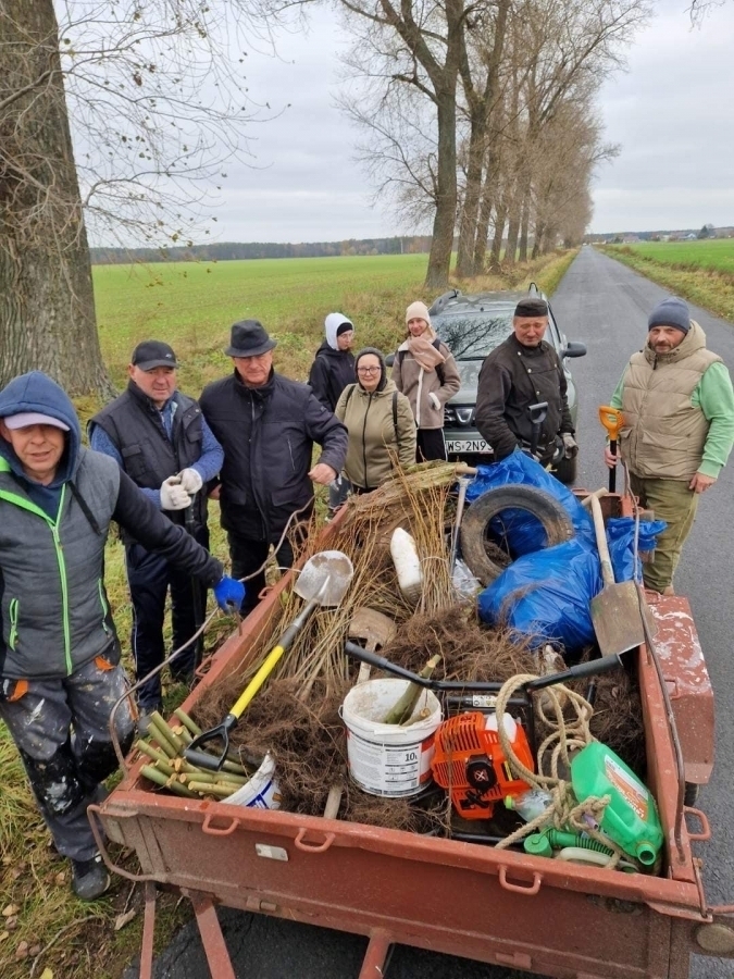 Nasadzali drzewa rozdawali sadzonki. Pszczelarze w akcji wspartej przez Powiat Wschowski