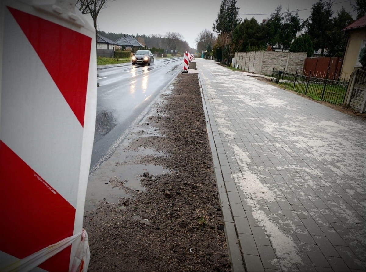 Jak idzie budowa ścieżki rowerowej w Nowej Wsi Pierwszy odcinek już gotowy