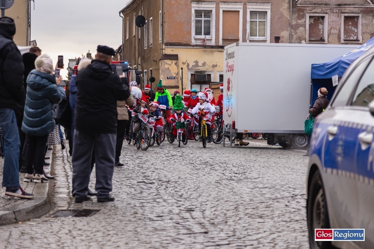 Charytatywny Rowerowy Rajd Mikołajkowy. Po ulicach Wschowy przejechał świąteczny peleton ZDJĘCIA
