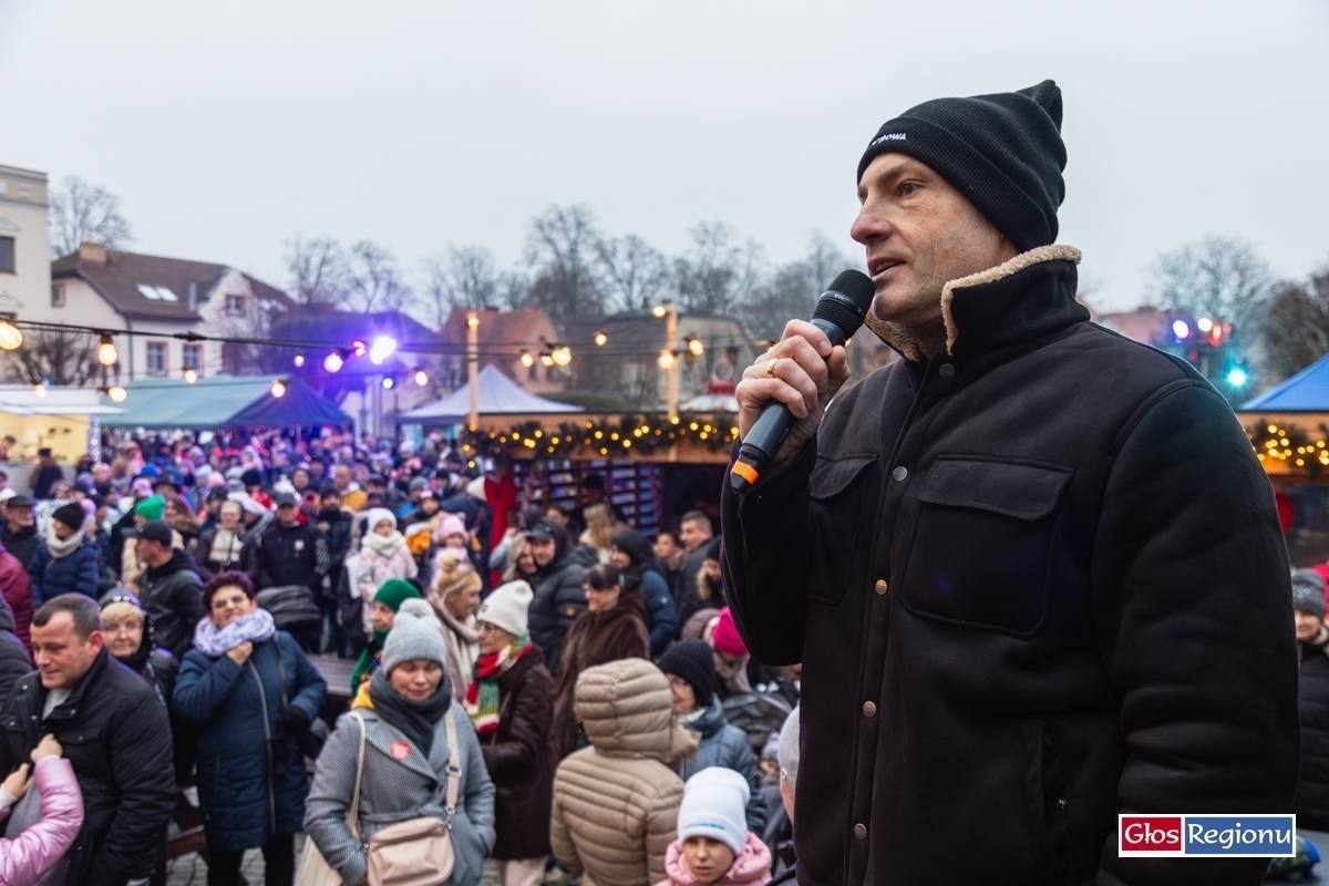 Święty Mikołaj z wizytąwe Wschowie. Jarmark prezenty i choinka ZDJĘCIA
