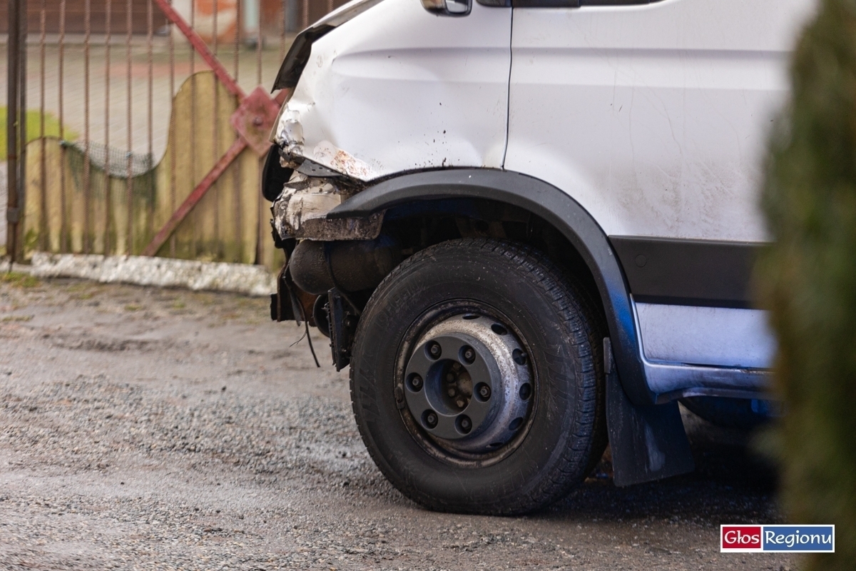 Iveco wpadło na barierki. Szczęście że nikt nie ucierpiał FOTO