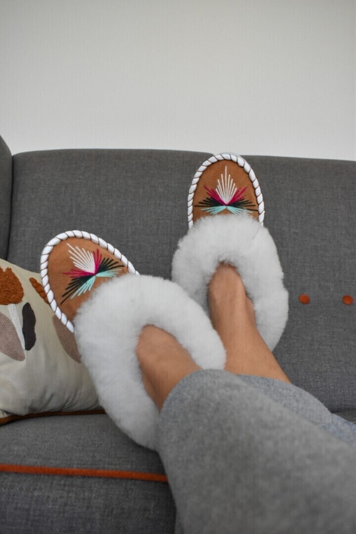 Zalety odzieży z owczej skóry dlaczego warto sprzedawać sheep skin slippers w sklepie internetowym