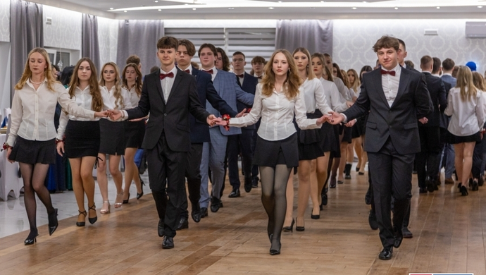 Studniówka I LO we Wschowie była przepiękna! Tak poloneza tańczyli uczniowie „Zana” (ZDJĘCIA)
