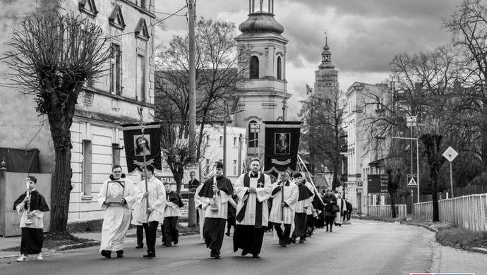 Wschowa pożegnała ks. prałata Zygmunta Zająca. Przez miasto przeszła procesja żałobna (FOTO)