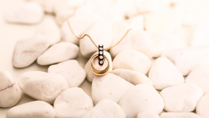 Elegancja i wyrafinowanie: Piękno złotej biżuterii