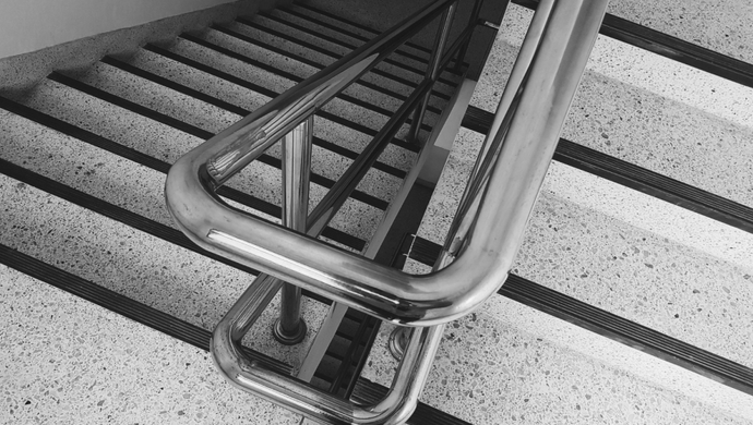 Jak często należy sprzątać w klatkach schodowych?