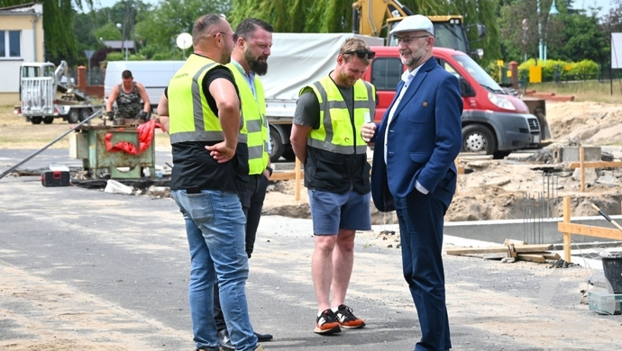 Trwa modernizacja Stadion Miejskiego w Sławie. Postępom prac przyglądał się burmistrz Sadrakuła