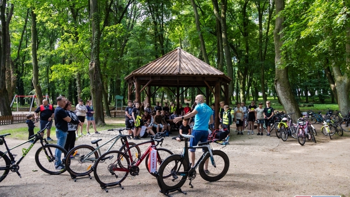 Rowerowa edukacja i zabawa. Uczniowie z Osowej Sieni na wycieczce