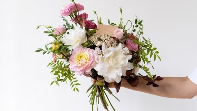 Najważniejsze zasady tworzenia bukietów ze sztucznych kwiatów