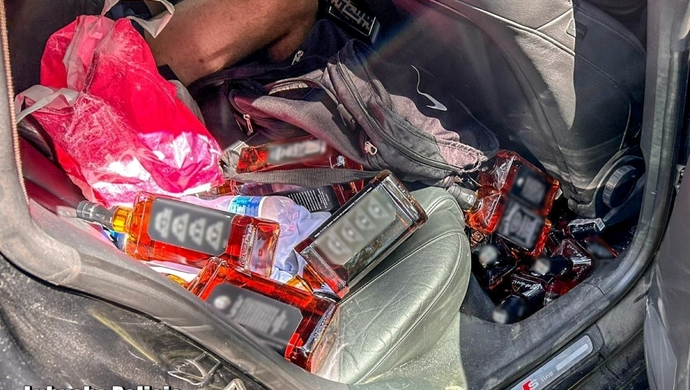 26-letni złodziej alkoholu zatrzymany. „Wykręcił rękę i odepchnął pracownicę sklepu” [NAGRANIE Z POŚCIGU]