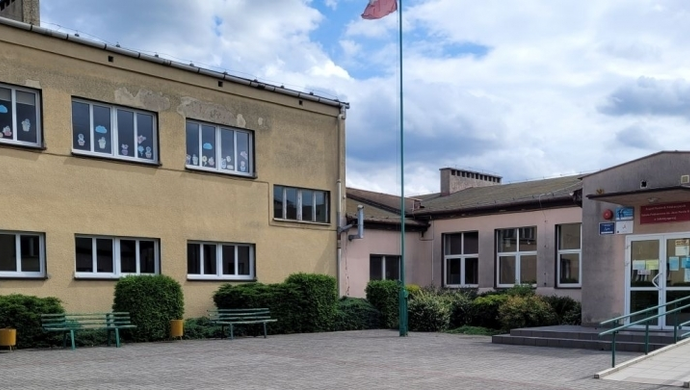 Nowe pokrycie dachowe dla szkoły w Szlichtyngowej. Umowa podpisana, prace do końca października