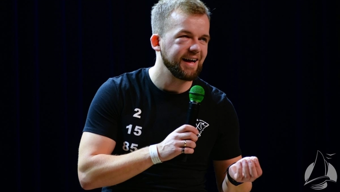 Stand-up na pomoc Adasiowi. „Karp” rozbawił publiczność w Sławie