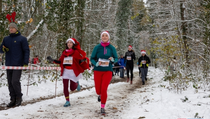 Zbliża się X Bieg Mikołajkowy. W tym roku pomagają Pawłowi Antkowiakowi