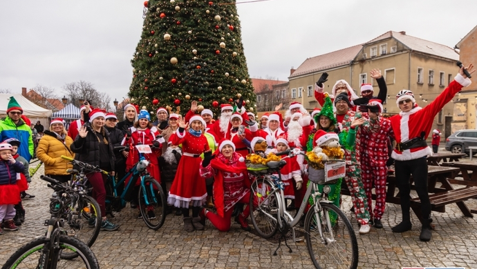 Charytatywny Rowerowy Rajd Mikołajkowy. Po ulicach Wschowy przejechał świąteczny peleton [ZDJĘCIA]