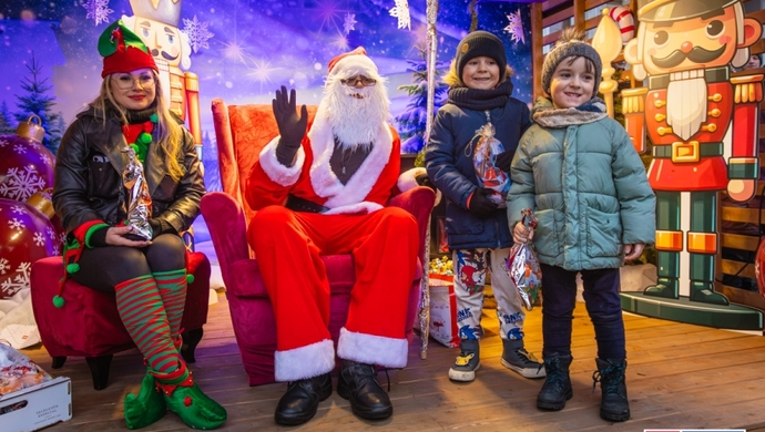 Święty Mikołaj z wizytą we Wschowie. Jarmark, prezenty i choinka [ZDJĘCIA]
