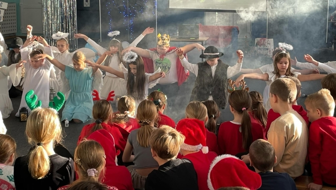 Jasełka w Szkole Podstawowej nr 1 we Wschowie. Wystąpili uczniowie i nauczyciele [FOTO]