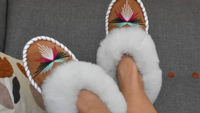 Zalety odzieży z owczej skóry – dlaczego warto sprzedawać sheep skin slippers w sklepie internetowym?