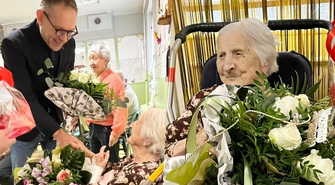Pani Janina z Tylewic skończyła 100 lat. Bukiet kwiatów z najlepszymi życzeniami wręczył jej sam burmistrz
