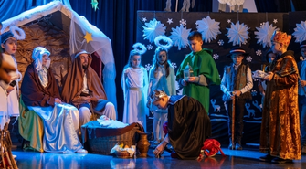 SP nr 2 we Wschowie oczarowała publiczność jasełkami! Uczniowie wystąpili razem z nauczycielami (VIDEO)
