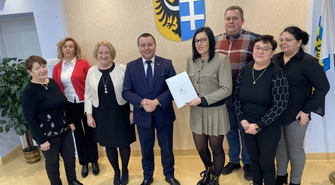 Nowy chodnik w Kowalewie. Starosta Bielawski podpisał umowę