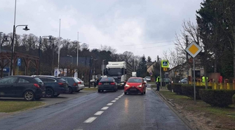 O włos od tragedii w Sławie. Nastolatek potrącony na przejściu dla pieszych (VIDEO)