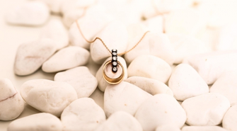 Elegancja i wyrafinowanie: Piękno złotej biżuterii