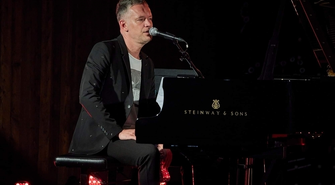 Pamiętacie „Zakazany Owoc”? Wykonawca hitu lat 80-tych wystąpi we Wschowie z solowym programem