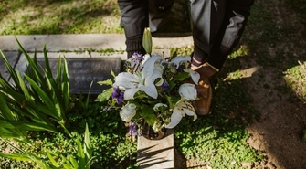 Orchidea, róża czy anturium – które kwiaty na cmentarz wybrać?